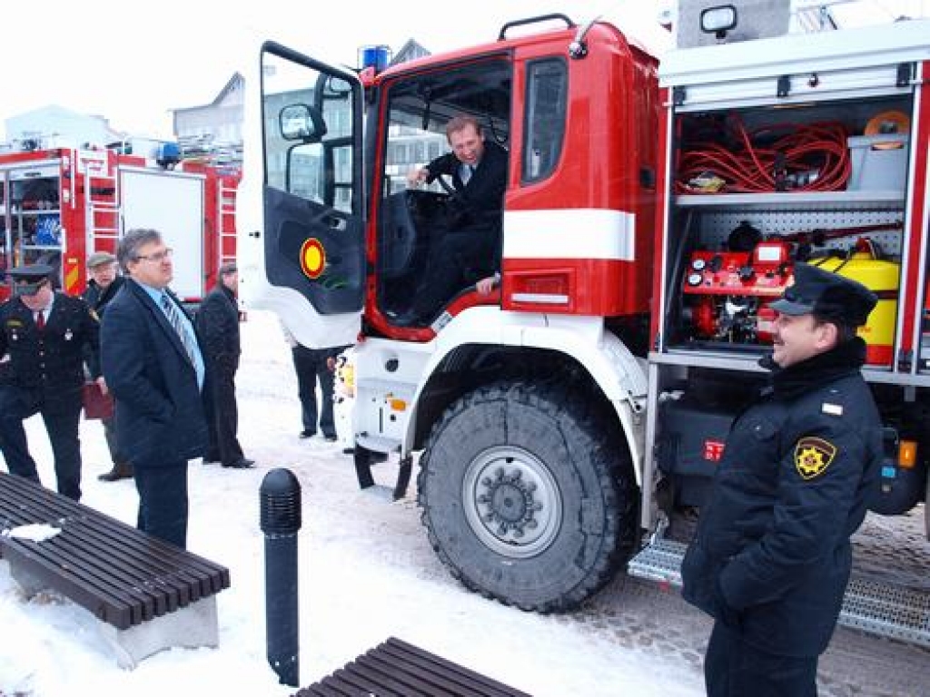MŪSĒJĀ. Jaunās automašīnas ugunsdzēsēji vakar demonstrēja Aizkraukles rajona pašvaldību vadītājiem. No kreisās: Pilskalnes pagasta padomes priekšsēdētājs Arvīds Kviesis, Valles pagasta padomes priekšsēdētājs Arvīds Zvirbulis un VUGD Aizkraukles brigādes Neretas posteņa komandieris Juris Gorbačovs. Tieši šī “Scania” automašīna apkalpos leišmales pagastus.  