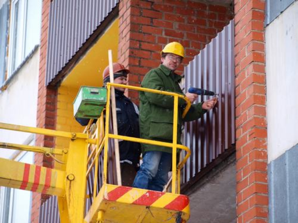 REMONTĒ LODŽIJAS. Strādā Aldis Rizga (no labās) un Vladimirs Ševerjovs.