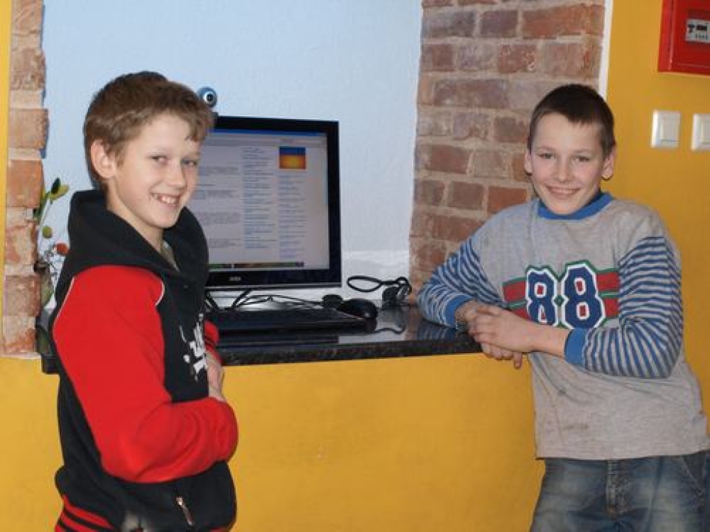 Kopīgs vaļasprieks. Dāvis Riters (no kreisās) un Kaspars Garbunovs brīvo laiku labprāt pavada pie datora.