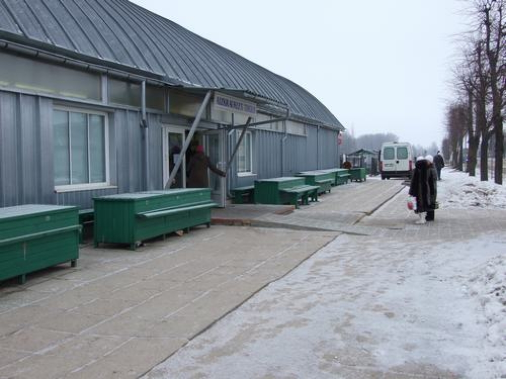 Tukši galdi. Aizkraukles tirgū ziemā pārdevēju un pircēju ir maz.