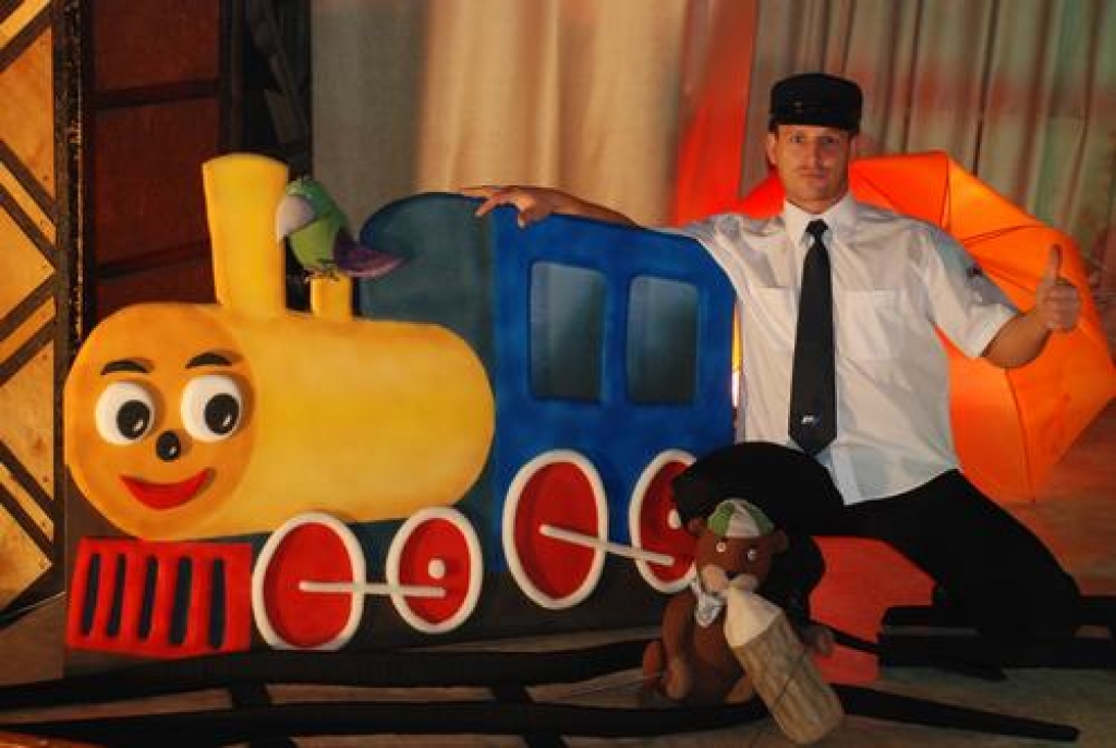 IZTEIKSMĪGAS DEKORĀCIJAS. Katrai lietai  izrādē ir sava loma. Arī vilcieniņam. Kadrā — “Tima” vadītājs Juris Babris. 