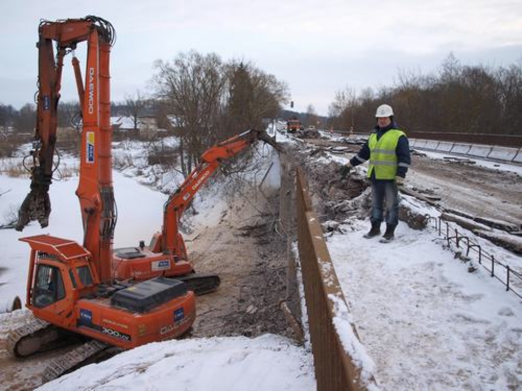IZTURĪGS. SIA “Tilts” darbu vadītājs Nikolajs Laškovs stāsta, ka pirms septiņdesmit gadiem lietās dzelzsbetona konstrukcijas ir izturīgas un grūti sadrupināmas pat ar modernu tehniku.  