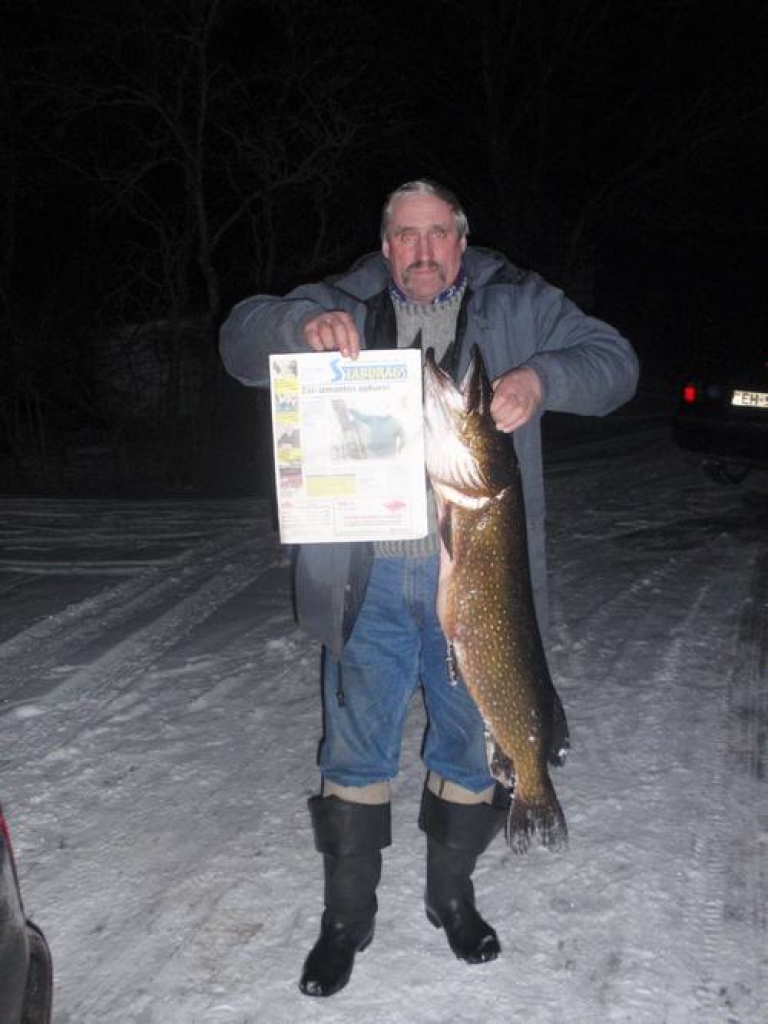 LOMS. Andra Āriņa noķertā līdaka sver nedaudz vairāk kā 10 kilogramu. 