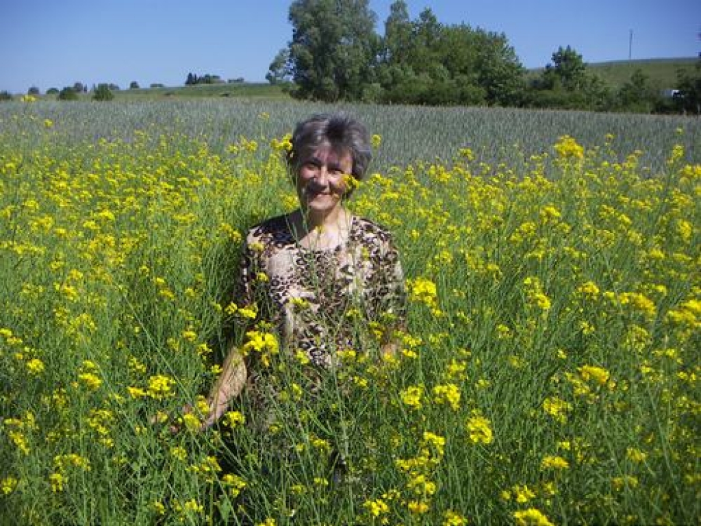 RAPŠA LAUKĀ. Lidija Baumane, kopjot zemi un augus, zina, ka zeme pret saviem kopējiem ir dāsna.  