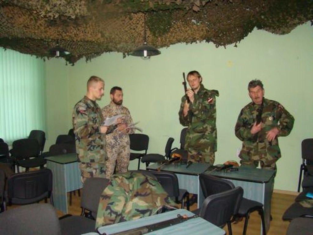 Ierocis nav spēļmantiņa. Zemessardzes Aizkraukles 55. kājnieku bataljona 1. rotas vecākais zemessargs Aigars Barovskis (no kreisās), 1. rotas komandieris virsleitnants Raimonds Pastars, zemessargs Māris Jakubovskis un kaprālis Ģirts Ķimelis apgūst ieroču lietošanas prasmi.  