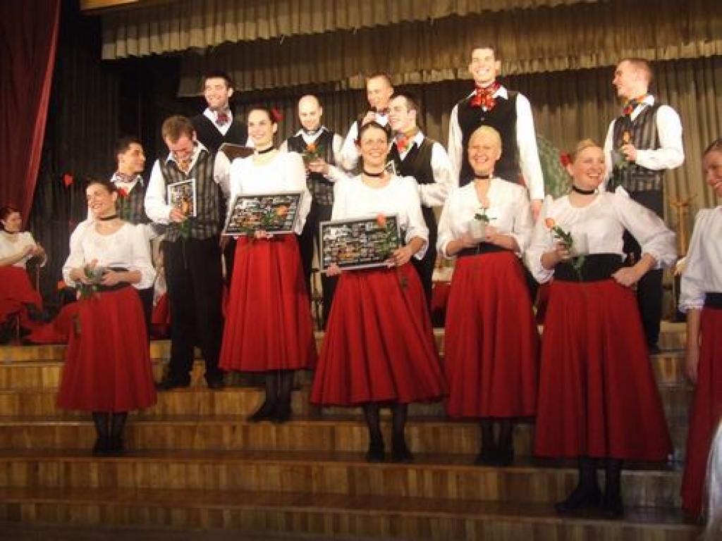 Prieks un gandarījums. “Pēdas” dejotājus jubilejā sveica viesi un draugu deju kolektīvi, gan arī novada iestāžu pārstāvji.