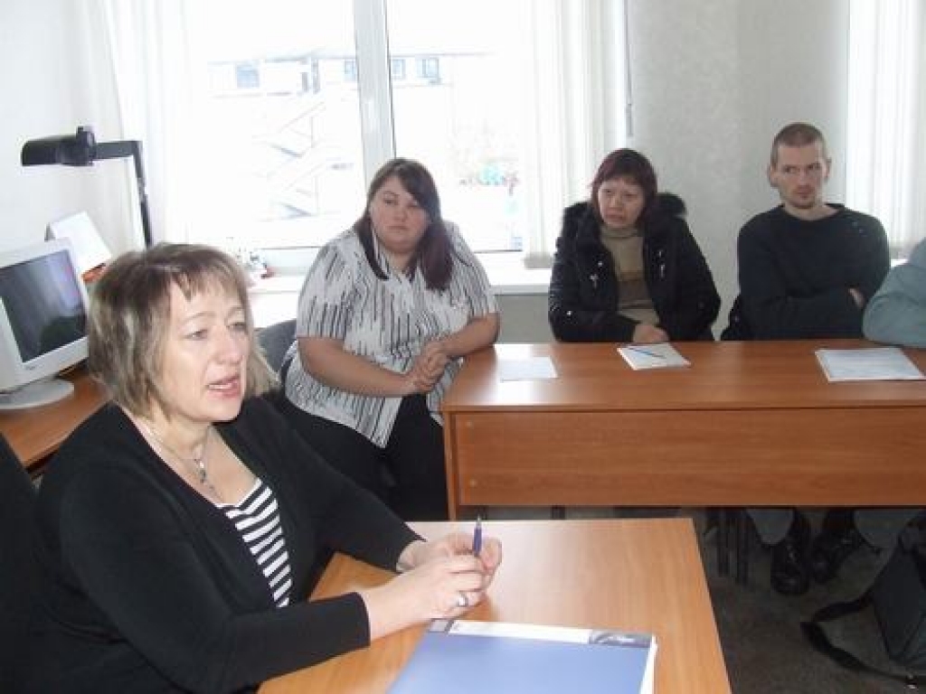 IZMAIŅAS IESNIEGUMU RAKSTĪŠANĀ. NVA Aizkraukles filiāles  vadītājas vietniece Biruta Ozoliņa klientiem stāsta par iesniegumu rakstīšanas kārtību pabalsta saņemšanai.  