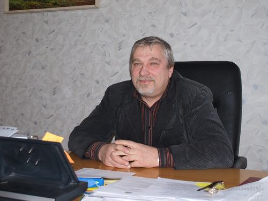 KRĀJ PRETENZIJAS. Vecbebru profesionālās vidusskolas direktors Jānis Bakmanis uzskata, ka valsts rīkojas neētiski, savas finanšu problēmas risinot tā, ka jācieš skolēniem. 