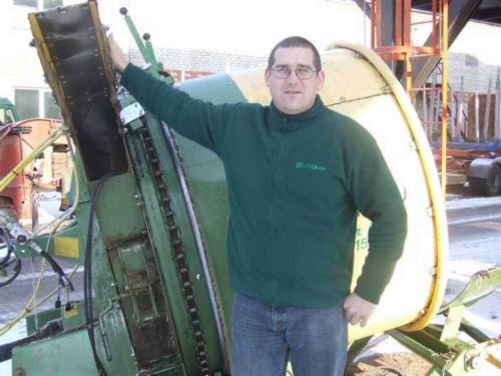 Siltumu ražo no siena. “Izmēģinājuma partija — deviņas tonnas — jau saražota,” saka “Latgran” agronoms Aigars Oļukalns. 