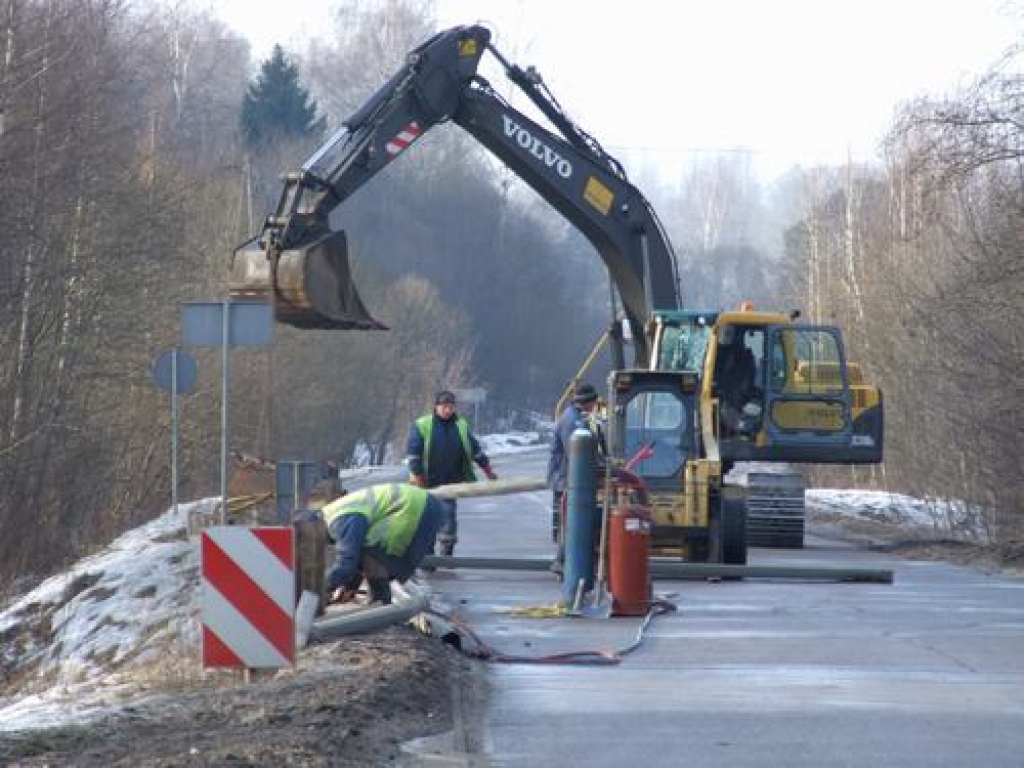 Vīri jau strādā. No vakardienas tilts remonta dēļ pusgadu satiksmei būs slēgts. Aizkrauklieši vasarnīcās varēs nokļūt pirms tilta nogriežoties pa labi.