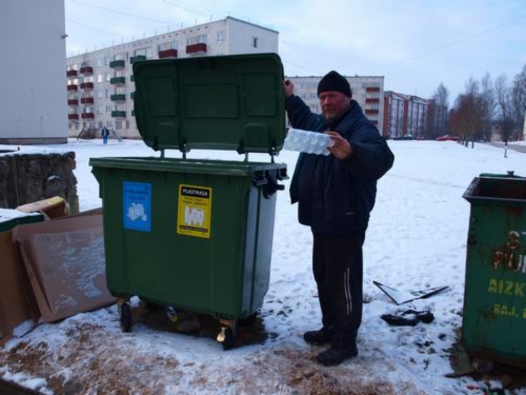 NEPAREIZS KONTEINERS. Komunālo uzņēmumu kombināta strādnieks Jānis Grunšteins skaidro, ka olu plastmasas iesaiņojums metams pie sadzīves atkritumiem, nevis PET pudelēm un papīram domātajos konteineros. 