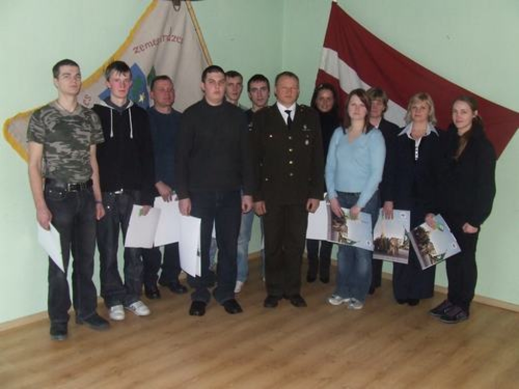 Pilntiesīgi zemessargi. Pirmā fotogrāfija sākot zemessarga gaitas (vidū — zemessardzes Aizkraukles 55. kājnieku bataljona komandieris majors Uldis Albiņš). 