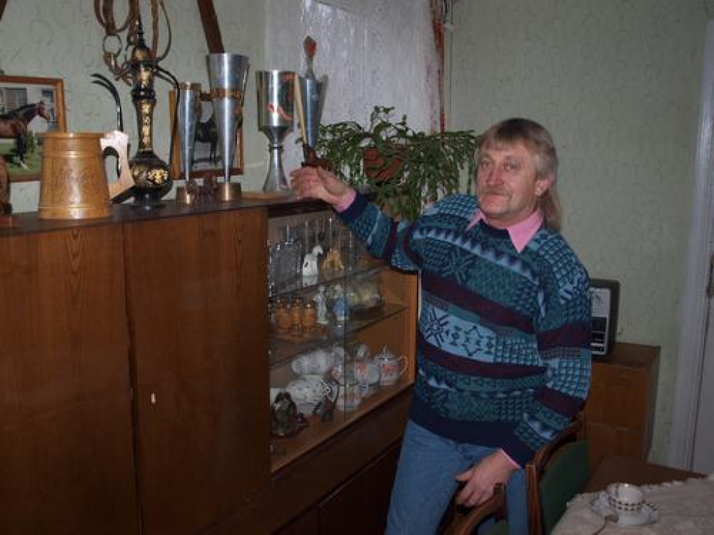 PIEMIŅA NO TĒVA. Jānis Beļaunieks īpaši lepojas ar sava tēva sasniegumiem zirgkopībā. Šos kausus jubilāra tēvs savlaik ieguvis Vissavienības sacensībās un izstādēs. 