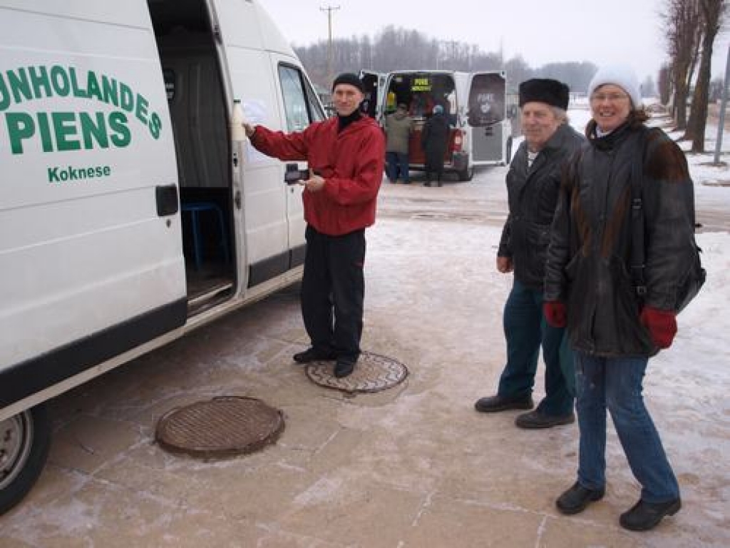 VESELĪGS. Skrīverietis Sergejs tikko nopircis pienu bērniem. No labās — Kristīne van Herka.  