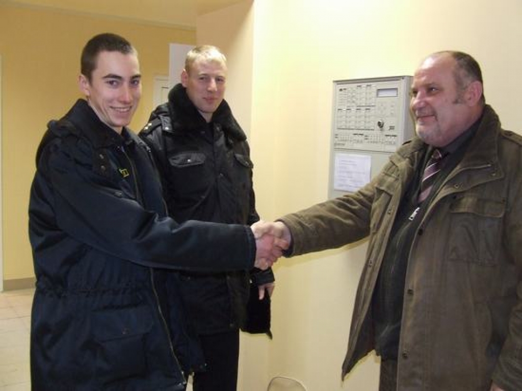 ROKU ROKĀ. Sociālās aprūpes centra “Skrīveri” direktors Pēteris Jansons (no labās) pēc pārbaudes atvadās no Guntara Laukazīles un Ingus Krasovska līdz nākamai reizei.