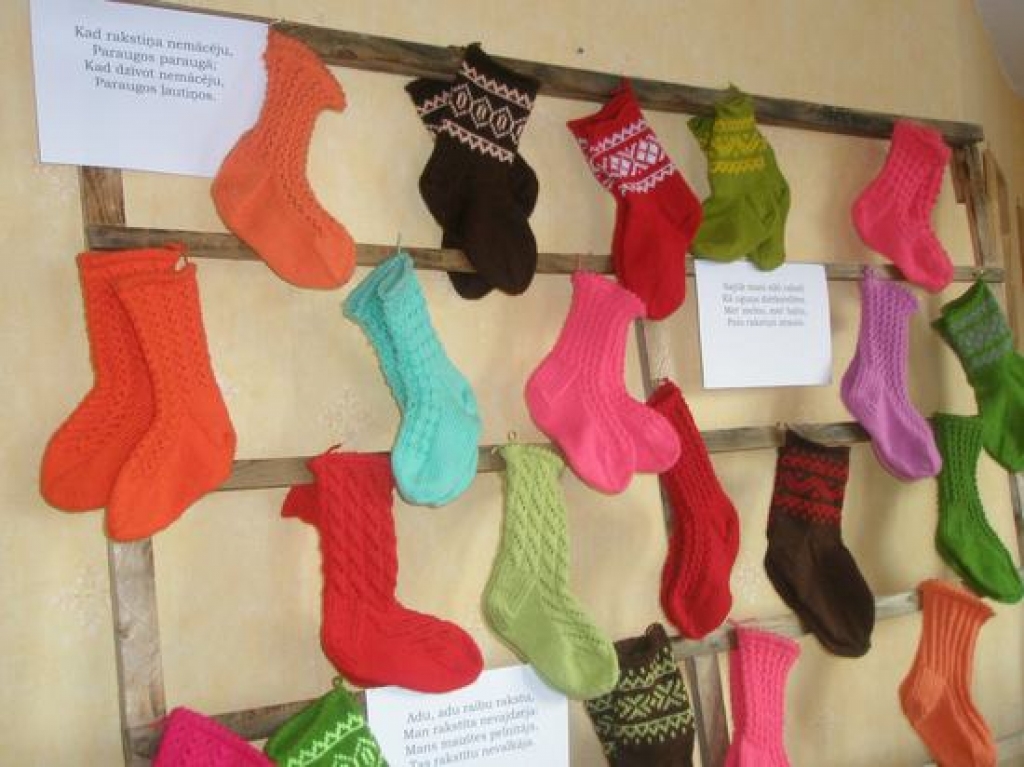 Krāšņi. Sarmītes Bullītes darinātie zeķu pāri atšķiras gan krāsu, gan rakstu ziņā.