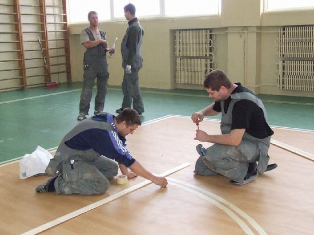 PĒDĒJIE DARBI. SIA “Anitra” strādnieki krāso laukuma svītras.