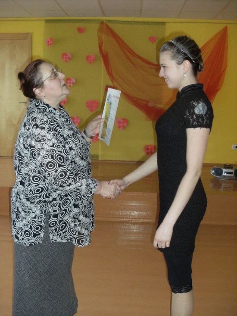 Godam nopelnīts. Konkursa vadītāja Rita Čerkovska pirmās pakāpes diplomu svešvalodu grupā pasniedz Lailai Šūmanei.