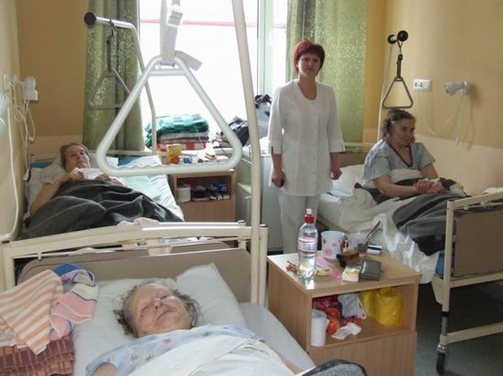 PĒC PĀRCELŠANĀS. Medicīnas māsa Marija Dešovaja pārlūko, kā pēc pārvietošanas uz ķirurģijas nodaļu jūtas traumatoloģijas nodaļas pacientes Ārija(no kreisās), Anastasija un Broņislava.