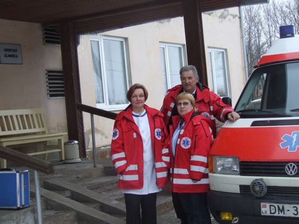 TIKKO ATGRIEZUŠIES. Feldšere Ilze Albrehta (no kreisās), medicīnas māsa Marina Osipova un autovadītājs Sigurds Gross uz Neretas slimnīcu nupat atveduši divus pacientus no Valles un Kurmenes.
