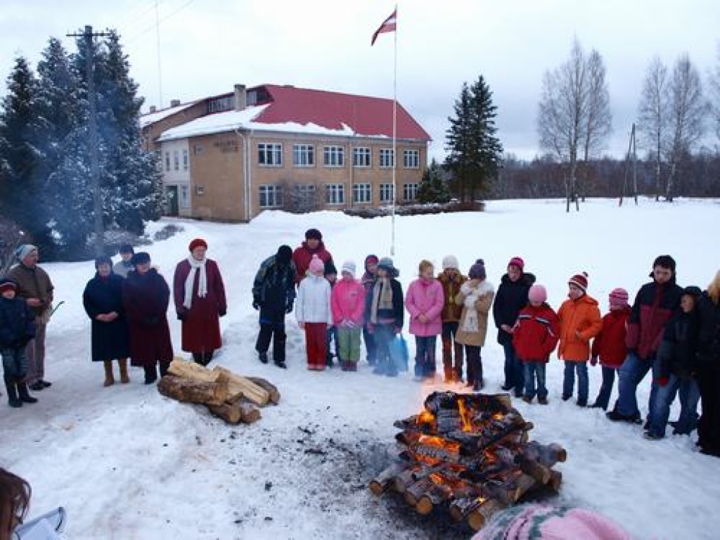 Ugunskurs pie Odzienas pamatskolas