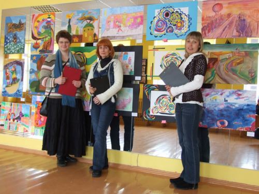 Grūta izvēle. Konkursa “Ar vilciņu Rīgā braucu...” žūrijā darbojās Aizkraukles mākslas skolas skolotājas Zanda Grigāne (no kreisās), Inese Dembovska un Ilze Možeika.