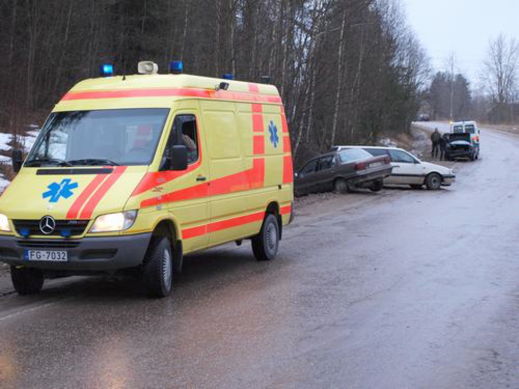 Šorīt ap pulksten astoņiem uz autoceļa Aizkraukle—Bauska, pusceļā starp Sēreni un Jaunjelgavu, notika liels ceļu satiksmes nelaimes gadījums. Slidenā ceļa dēļ grāvī ieslīdēja piecas automašīnas. Vairāki braucēji guva dažādas traumas.
Autors: Indulis Burka
