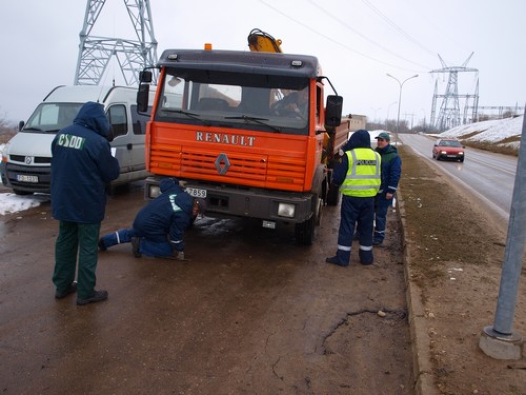 Ceļu satiksmes drošības direkcijas (CSDD) inspektori regulāri veic izbraukumu pārbaudes, kurās uz ceļa pārliecinās par kravas automašīnu tehnisko stāvokli. Ja auto ir bīstami ekspluatēt satiksmē, tam noskrūvē valsts numura zīmes, un...
Autors: Indulis Burka