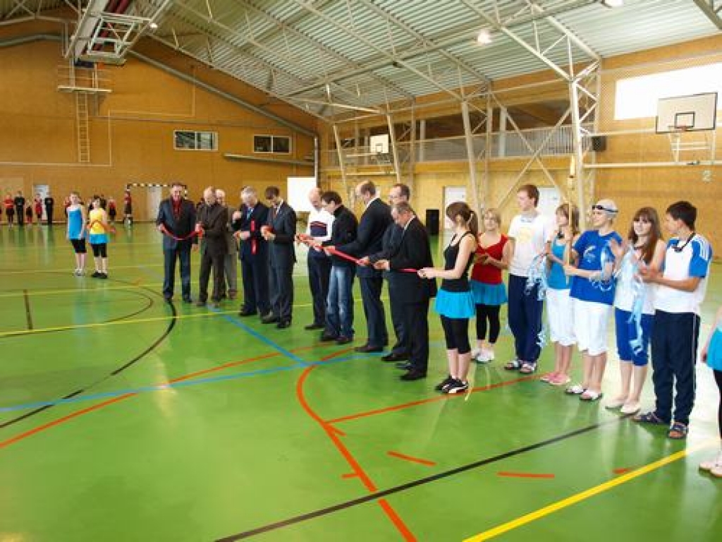 Klātesot vairākiem simtiem koknesiešu un viesu šodien Koknesē svinīgi atklāja jauno peldbaseinu. Kopumā sporta centra izveidošanā iztērēts vairāk nekā divi miljoni latu. Tērēta pašvaldības nauda aizņēmums kā arī valsts investīcijas....
Autors: Indulis Burka