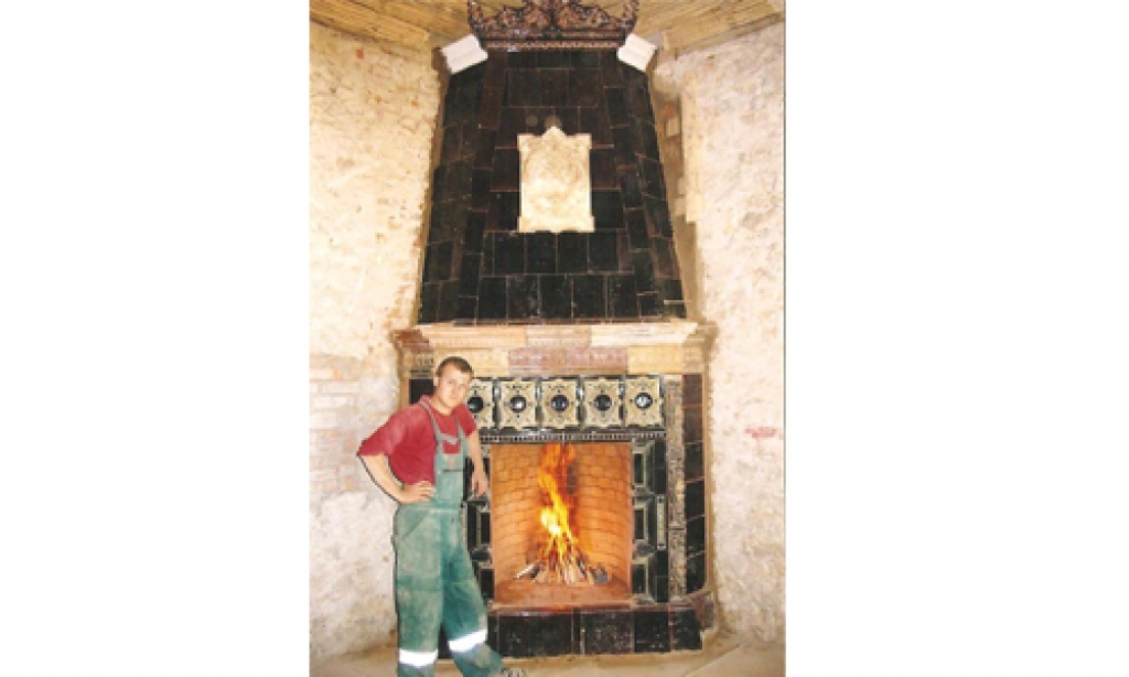 Iespaidīgs un krāšņs. Šo kamīnu Agris mūrēja divus mēnešus.