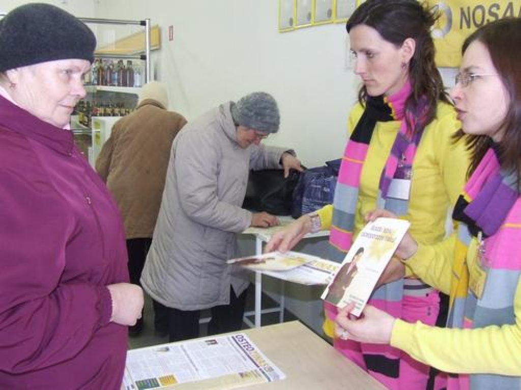 KONSULTĒ. Ingu Leitasi (no labās) un Leldi Kupci iztaujā pilskalniete Vanda Žuka.