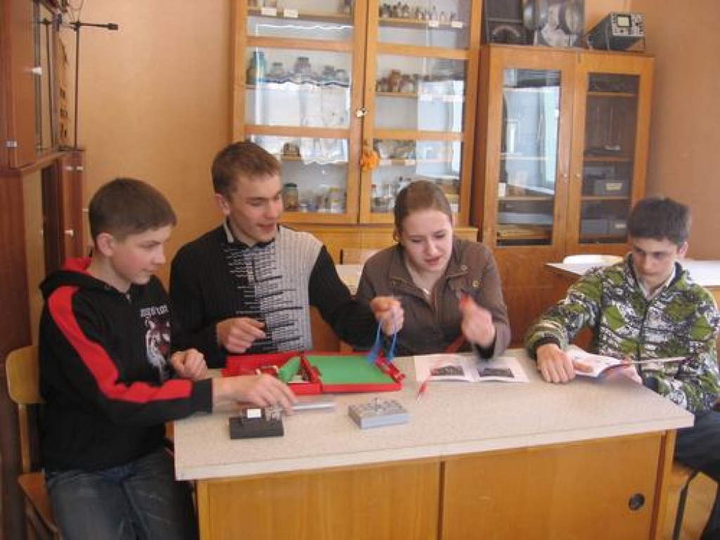 Gatavojas TV spēlēm. Pērses pamatskolas komandas “Paradokss” dalībnieki gatavojas superfinālam. No kreisās Nauris Rudzons, Rihards Ziediņš, Gunta Polāne, Pēteris Voikivs. 