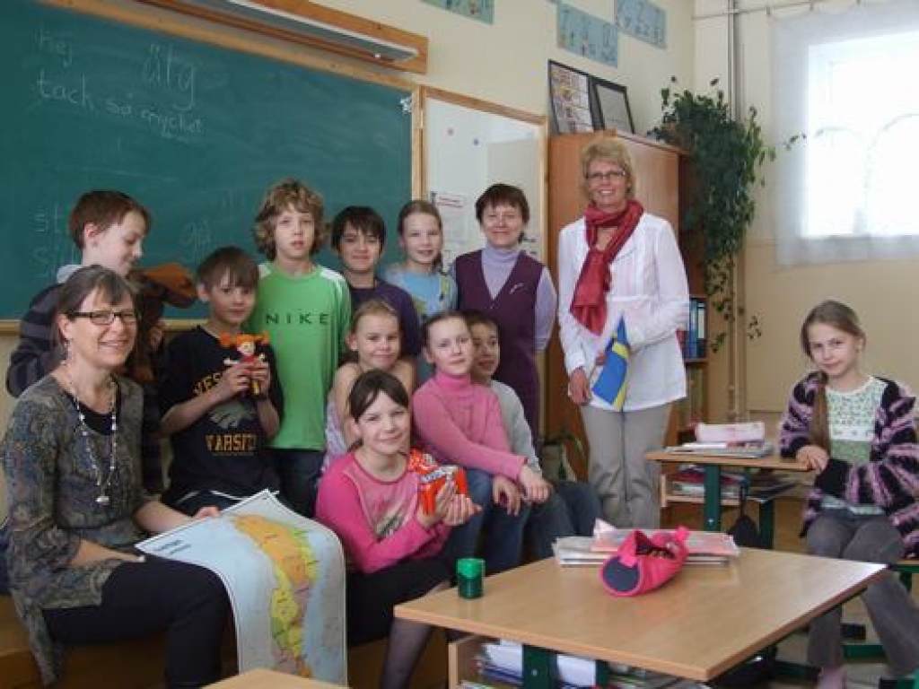 “Ja klases priekšā ir “autentiska zviedriete”, tā teikt, dzīva ģeogrāfija un kultūra, tad taču cita degsme mācīties,” joko Gunta Krīgere (aizmugurē otrā no labās).