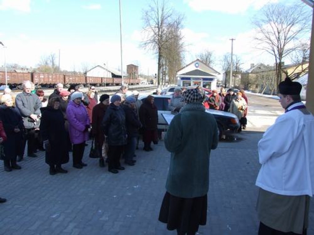 Ar skumjām Pļaviņu iedzīvotāji atceras baigo 1949. gada pavasari. Par mājās nepārnākušajiem aizlūdz prāvests Ingars Stepkāns.