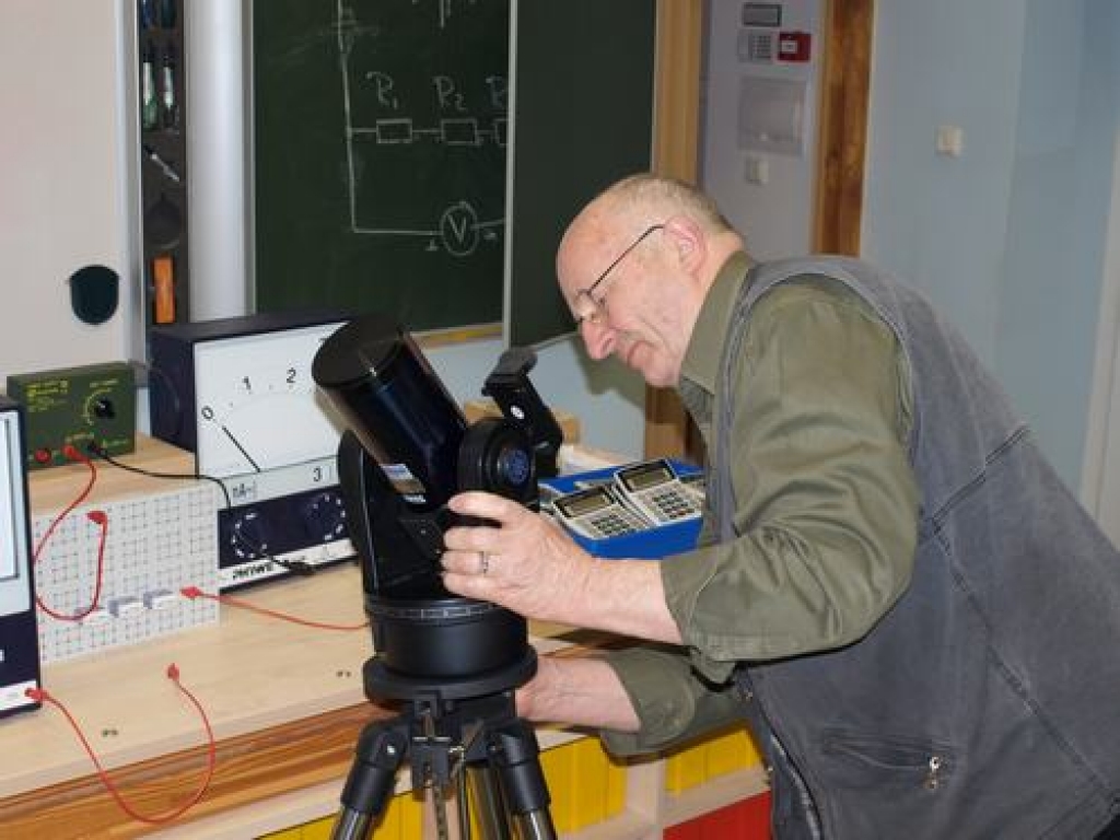 MODERNS TELESKOPS. Skrīveru vidusskolas fizikas skolotājs Nikolajs Šukelis demonstrē ar datoru vadāmo teleskopu. Tā maksimālais palielinājums ir 250 reižu. 