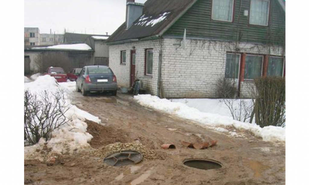 PAMET ATVĒRTAS. Kamēr paši dodas garā pīppauzē, kanalizācijas akas celtnieki pamet atvērtas.