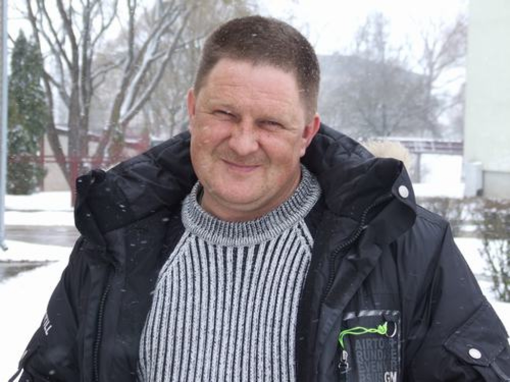 OPTIMISMA PILNS. Seces pagasta zemnieks Valts Mišins pārņem tēva pieredzi, bet saimnieko pa savam.