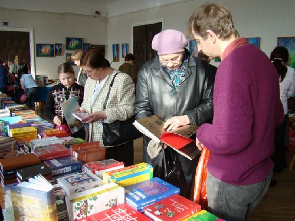 Dubultsvētki — pirmā pavasara diena un grāmatu svētki. “Latvieši ir lasītāju tauta,” teic Osītes kundze un to apliecina kuplais grāmatu svētku apmeklējums.