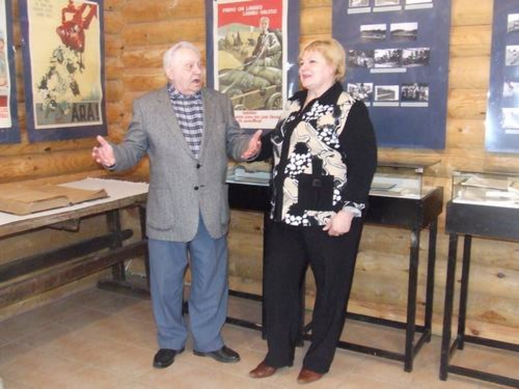 Uzjundī atmiņas. Politiski represēto apvienības Aizkraukles rajona nodaļas priekšsēdētājs Jānis Purviņš un represētā Dzidra Auziņa vērtē iekārtoto izstādi. 