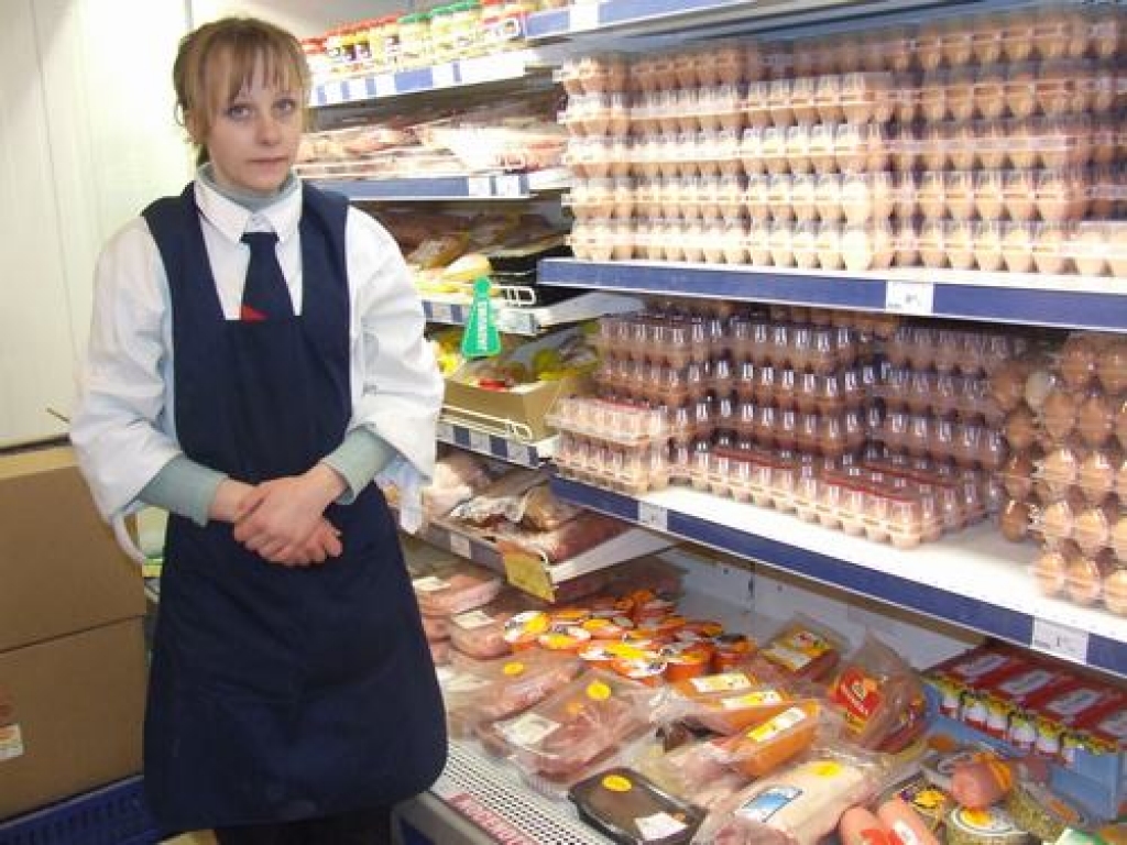 NOCENOTO PREČU STENDS. “Maxima” Skolas ielā pārdevēja Elīna Spoģe pārbauda preces, kurām ir derīguma termiņa pēdējā diena.