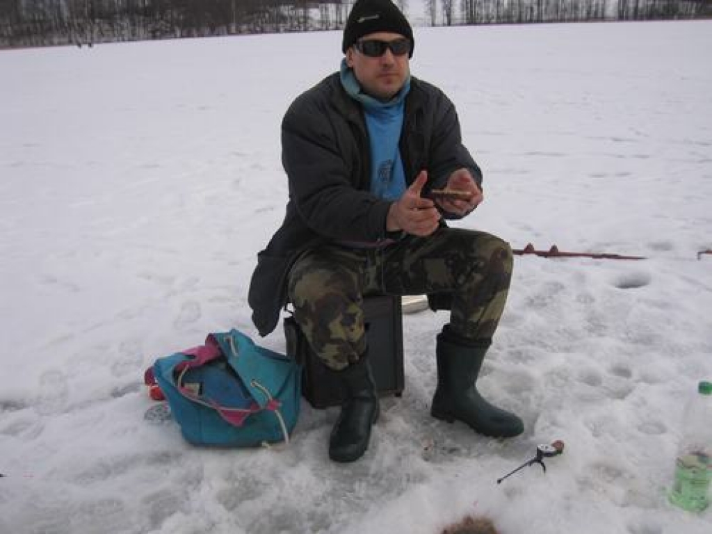 DZIMŠANAS DIENA UZ LEDUS. Daudzesietis Edgars Pikšteins sacensību laikā svinēja savu dzimšanas dienu. Viņam gan izdevās noķert tikai 110 gramu zivju.