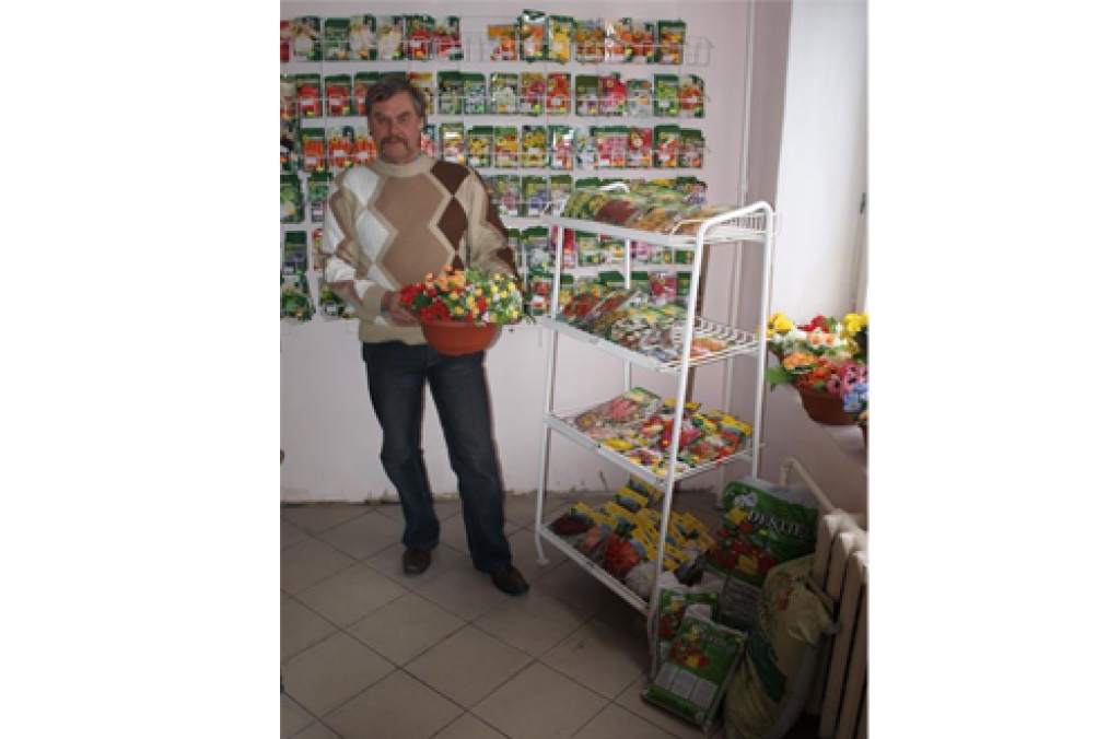 GAIDA PIRCĒJUS. Veikala īpašnieks Ģirts Razdovskis teic, ka pircēji vispirms apmeklē vairākus veikalus, noskaidro cenu un tikai tad iepērkas.   