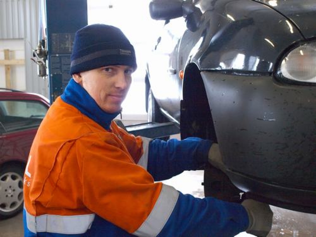 PATS ĪPAŠNIEKS, PATS MEISTARS. Kaspars Ginaitis ir uzņēmuma līdzīpašnieks. Automašīnu remonts ir viņa sirdslieta. 