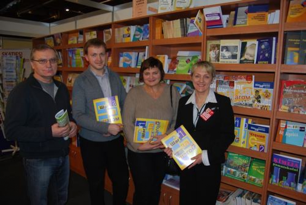 KOPĪGS MĒRĶIS. Lietuviešu kolēģi no izdevniecības “Presvikas” izstādē  “Skola 2009” Ķīpsalas kopā ar projekta “krustmāti”  Silviju Strautmani (no labās) pie grāmatu stenda.