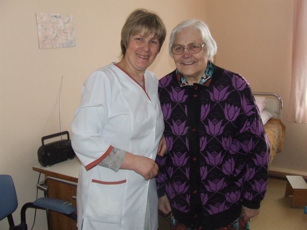 PAMAZĀM, PALĒNĀM. Tā pastaigājas pansionāre Zenta Kantāne un viņas aprūpētāja Sarmīte Turoka.