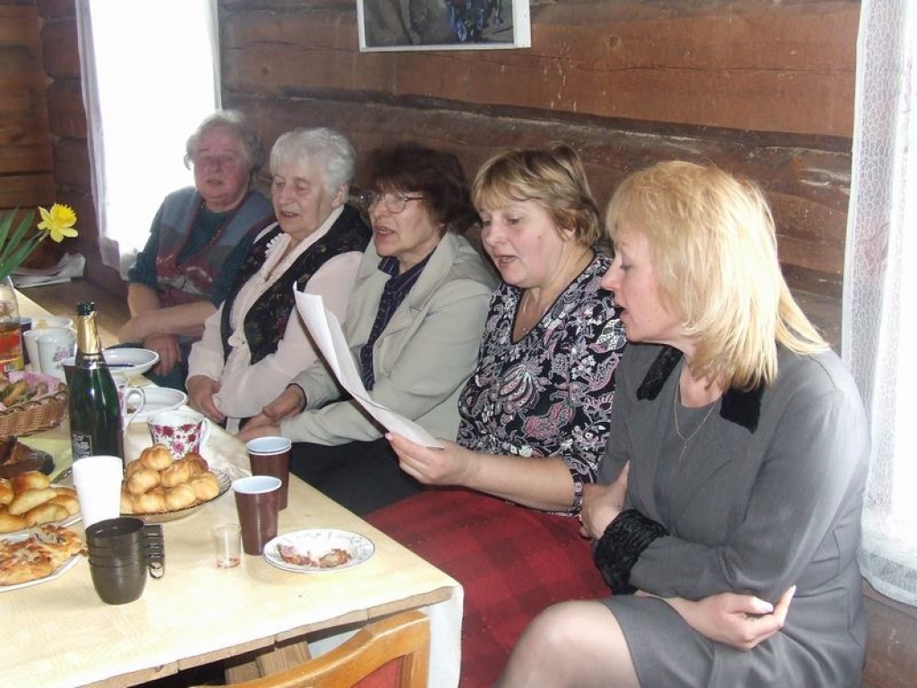 SKAN DZIESMA. Šoreiz “Brūklenāja” dalībnieces katra izvēlas savu dziesmu, kuru kopīgi nodziedāt. No labās — Dace Anna Paegle, Diāna Ruģele, Gerda Zvaigzne, Biruta Seile un Ausma Bernsone.