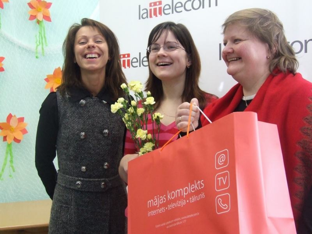 Īsts prieks. “Lattelecom” pārstāve Līga Bite (no kreisās), Anita Matisone — Ozola un Gunta Matisone. “Ar datora palīdzību mēs varēsim biežāk sazināties, sūtīt vēstules, fotogrāfijas,” priecājas Guntas kundze.