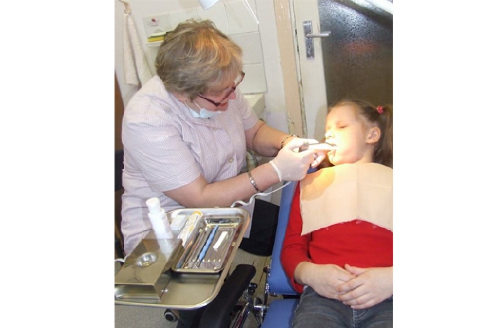 Nesāpīgi. Zobu higiēniste Benita Rūrāne pulē zobus koknesietei Elīzai Matušonokai.