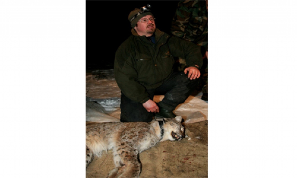 GATAVS! Aivars Ornicāns lūsim tikko aplicis kaklasiksnu ar raidītāju. 