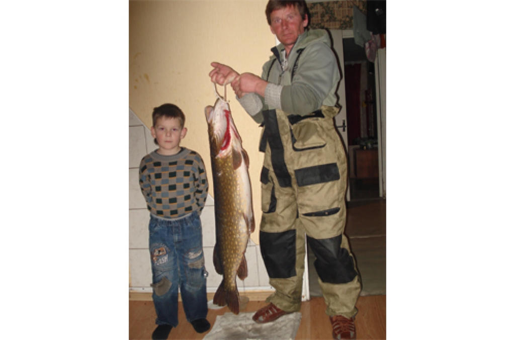 TRIO. Aigars Ošiņš, viņa dēls Daniels un lielā līdaka.   